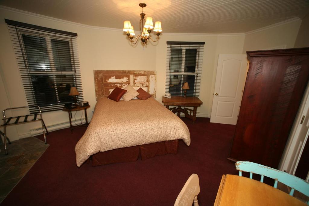Auberge De La Tour Du Lac Sainte-Agathe-des-Monts Rom bilde