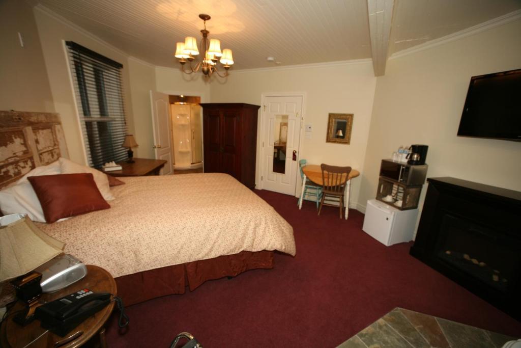 Auberge De La Tour Du Lac Sainte-Agathe-des-Monts Rom bilde
